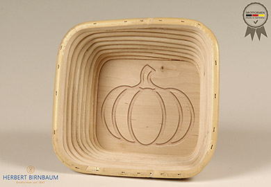 birnbaum gaerkoerbchen aus peddigrohr mit gravur kuerbis